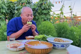 住在石头房里的农村大叔，忙完农活，吃的啥饭？看着就流口水视频封面