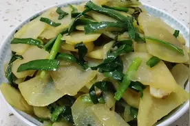 韭菜炒土豆片，土豆绵软入味，韭菜清香浓郁，简单又好吃视频封面