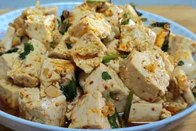 夏天太热，把豆腐放入冰箱冷冻1晚，不炒也不炖，实在太好吃了视频封面