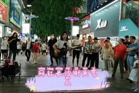 网红长沙街头艺人，一首《偏偏喜欢你》深情演绎，他的粤语标准吗视频封面