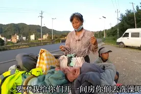 流浪大姐带着自闭孩子拉车徒步西藏，颠沛流离风餐露宿还要赶夜路视频封面