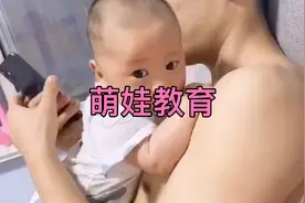 萌娃从小就喜欢看美女😂😂视频封面