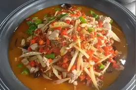 今天给大家分享一下自贡盐帮菜，鲜锅兔的制作方法，喜欢的点个赞视频封面