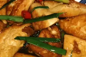 “蒜苗炒豆腐”最简单的家常做法，实惠又好吃，比饭店还下饭。视频封面