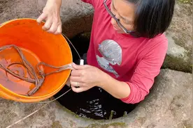 重庆一女子，独自一人下到百年古井里，只为寻找水源，太危险了视频封面