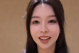 小伙跟美女老板出差，老板一会来房间找他一次，结果真逗视频封面