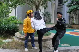 外卖兄妹在自己家楼下休息、被保安欺赶还欺负外卖兄妹结果悲剧了视频封面