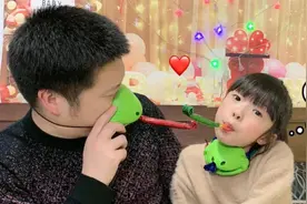 晴宝和爸爸玩吐舌头游戏，爸爸首次跳舞，妈妈笑肚子疼，有模有样视频封面