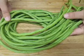 炒豆角时，切记焯水和直接下锅炒，教你一招鲜嫩入味，营养不流失视频封面