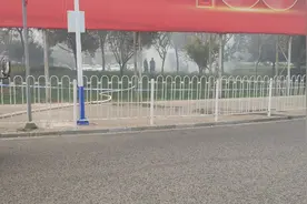 7月17日下午昆明广福路昌宏路交界货车发生火灾被消防员迅速扑灭