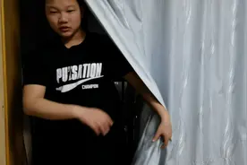 试穿新买的三件短袖T恤，身高160体重140穿180的衣服刚刚好