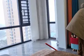 爸爸带着哥哥收拾卫生妈妈负责拍照，收拾整理好要准备出发广东咯视频封面