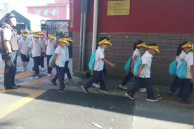 北京开学第一天，看孩子们走出校门的表情，感觉不错哟视频封面