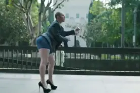 如此性感的男士牛仔短裤广告，这舞姿也太妖娆了吧！视频封面