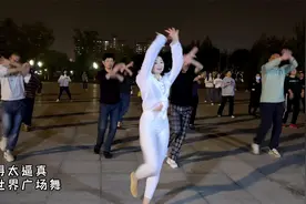 太辣眼了！这白衣美女跳舞确实需要带保镖！视频封面