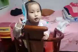 口罩代表手机，找人在修机器。自言自语表演，一人一台大戏。视频封面