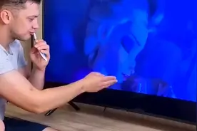 老外帅哥亲💋爱沙公主后，爱沙公主的反应！视频封面