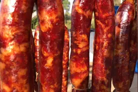 四川正宗烟熏腊肉香肠就是好吃，农村小伙柏树枝熏制30个小时视频封面