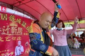这个富婆胆子很大跳舞很实在，现场朋友都为喝彩，音乐节奏也好视频封面