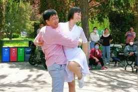 功夫不负有心人，榜一大哥终于把小芳追到手了！视频封面