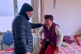 大叔探望堂妹妹，兄妹见面抱在一起哭成泪人，画面真感人视频封面