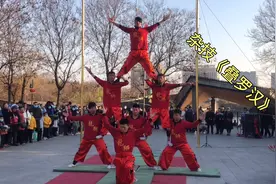 小伙儿表演的杂技“叠罗汉”，配合的默契一气呵成！观众直呼过瘾视频封面