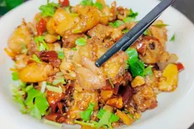 辣子鸡虽然好吃，但火候掌握不好炸制时很容易粘锅，经失败才知道