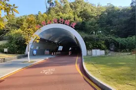 实拍珠海板樟山慢行观光隧道，全国最长人行隧道，如同穿越一般视频封面