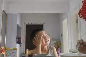 三岁宝宝与妈妈在餐桌上的灵魂对话！视频封面