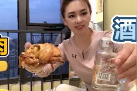 重庆35度高温外加大暴雨，妹子躲在屋里喝酒吃鸡，没什么比这更爽视频封面