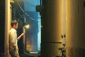 一个潦草的初吻。让两个人流连忘返，别告诉别人你暗恋我