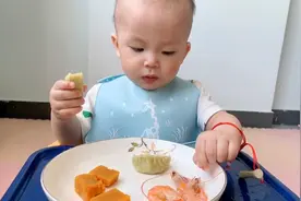 1岁宝宝饿坏了，迫不及待的拿盘子要吃饭，看到饺子两眼放光视频封面