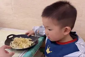 宝宝谦让给妈妈吃肉，自己选择啃土豆，是心疼妈妈还是一个套路？视频封面