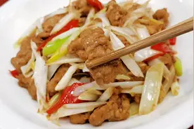 炒瘦肉时，切记不要直接下锅炒，教你一招，像吃豆腐一样嫩滑