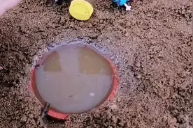 爸爸快来呀，哎吆～哦～哦～我的脚！好疼啊……