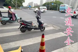 电动车绿灯直行被汽车右转弯撞上了是谁的错，驾驶汽车要眼观六路视频封面