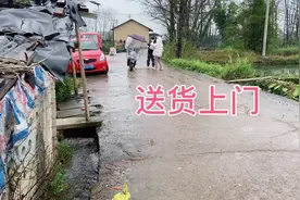 鸭红长见识了，村里都可以叫外卖了，看看多久能送到呢？