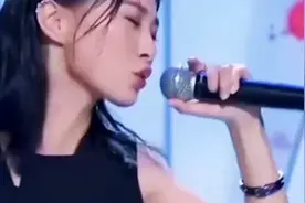 阿悠悠登上央视舞台，现场演唱《旧梦一场》，“烟嗓”惊艳全场！视频封面