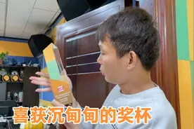 枫枫又喜获头条奖杯，拿到手上沉甸甸的，满柜子的荣誉都来之不易视频封面