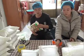 楼房要装灯，老妈直接给女友3000元，挑你喜欢的买，女孩很开心