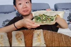 老妈又摊煎饼了，煎饼弄的两面金黄嘎嘣脆，这次有三四样菜，真香视频封面