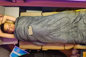 实拍6座福特低顶沙发变床，成年人睡下无压力，怪不得都喜欢这车视频封面