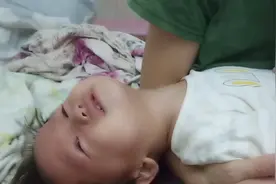 1岁两个月的宝宝吃手的坏习惯该不该戒掉，孩子戒吃手有什么方法视频封面