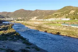 在最窄的一段鸭绿江望朝鲜