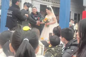 农村20岁的美丽新娘，在0°的天气，穿着婚纱，直呼好冷。视频封面