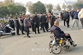 狗市遇到丢失博美，主人哭着抱怀里，灵性小狗生气的向主人耍脾气视频封面