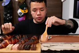 晚餐草莓夹心牛角面包与5种口味巧克力，再来一份巧克力冰激凌。视频封面