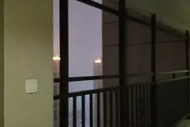 来感受一下赣州高楼层的狂风暴雨，这风声太吓人了，像鬼哭视频封面