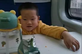 阴雨绵绵，在回家的火车上，3岁的孩子坐火车还是很乖的…视频封面