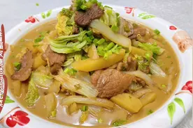 东北冬季必备家常菜白菜炖土豆，跟老厨学，简单食材依旧做出美味